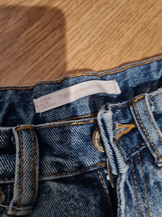 Pantaloni scurți Zara