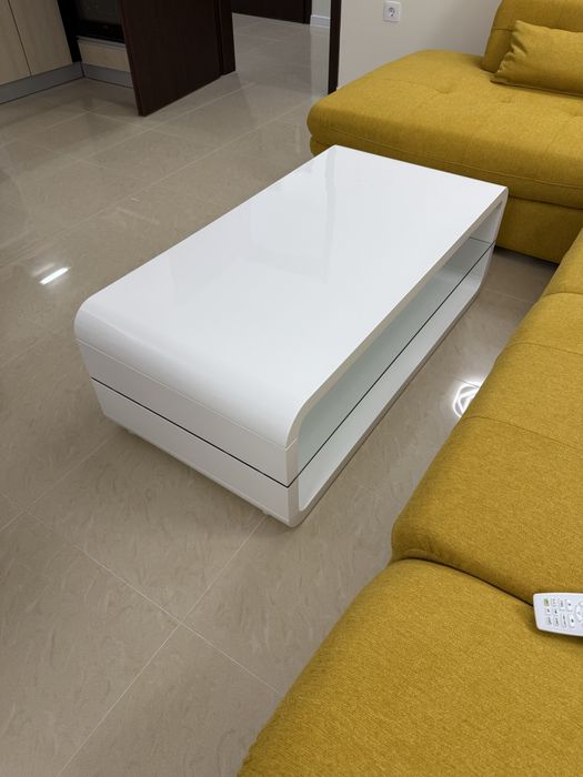 Бяла холна масичка