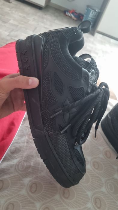 Lv skate negre cu pietricele