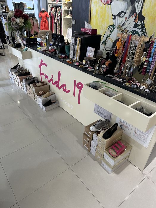 Mobilier magazin imbracaminte