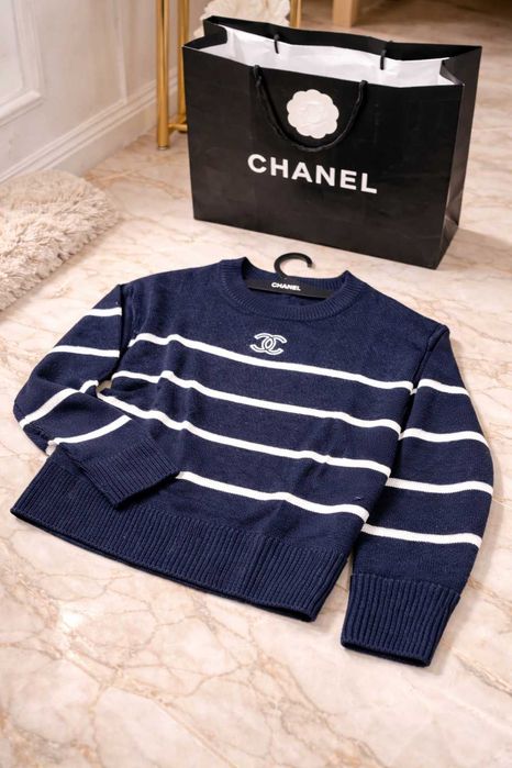 тъмно син пуловер шанел фина плетка мек с бяло райе блуза chanel зимна
