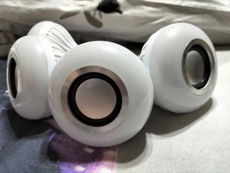 4 Becuri led cu bluetooth și boxa