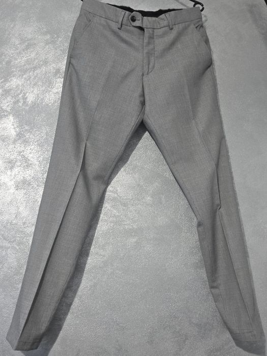 Costum cu vestă și cravată