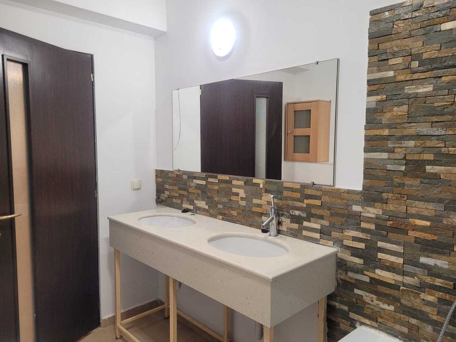 Vilă nouă în Ronaț (2006), foarte spațioasă și bine construită, 258 m2