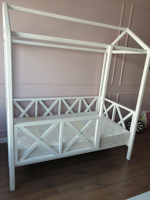 Продам детскую кроватку домик