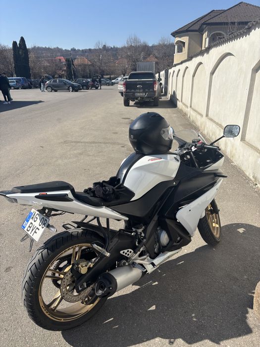 Vand yamaha yzf r125  a1 de la 16 ani