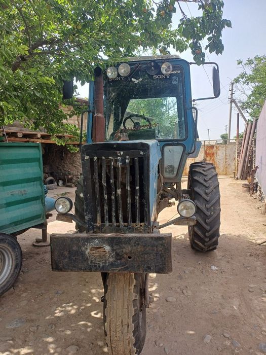 Traktor zo‘r qora mator zadni mos karopka gipayt xolatda ishga tayyor