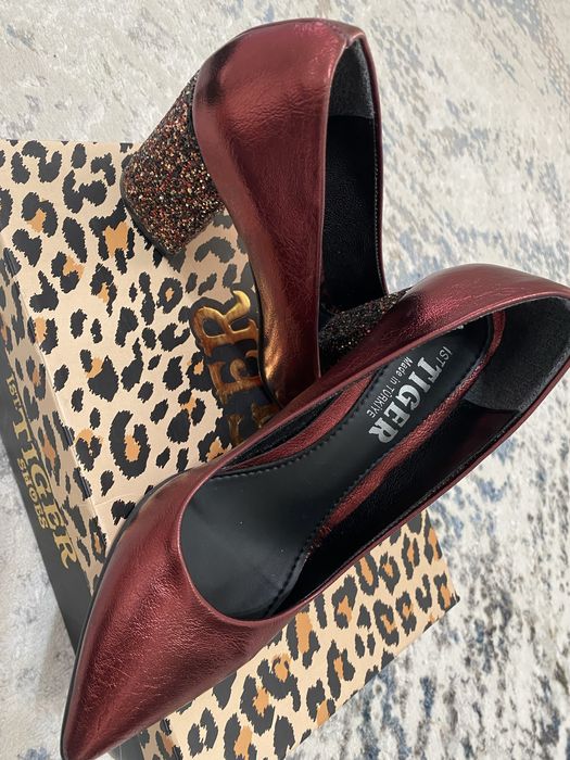 Продаю блестящие красные туфли