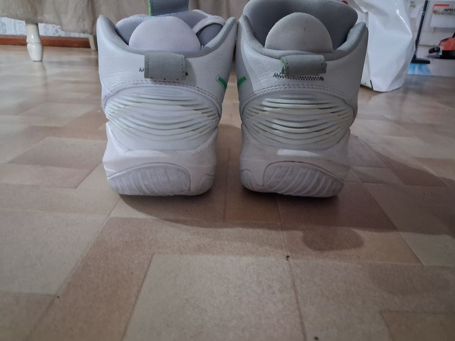 ASICS Nova Surge