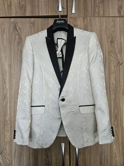 Costum nunta mire, nas, invitat