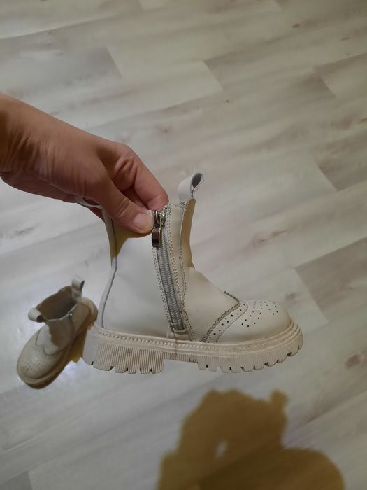 Продам демисезонные ботинки девочк