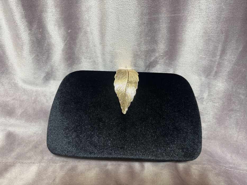 Clutch elegant din catifea cu inchidere decorativa aurie