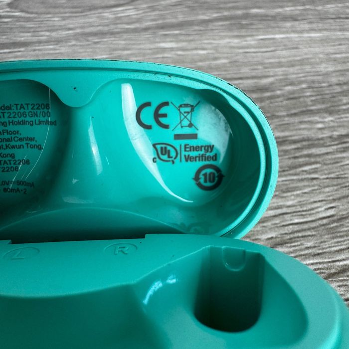 Безжични слушалки Philips TAT2206 с кейс – едната не се свързва