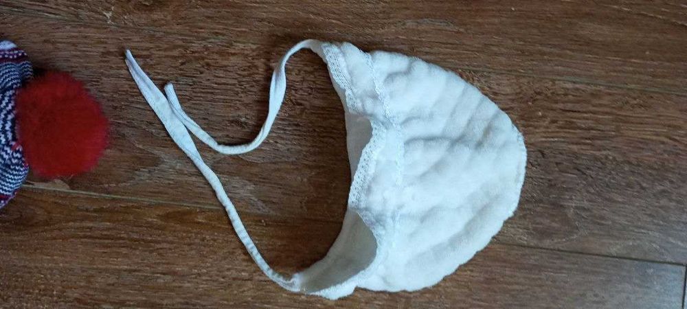 Yangi tug'ilgan qizaloqlaga shapkalar