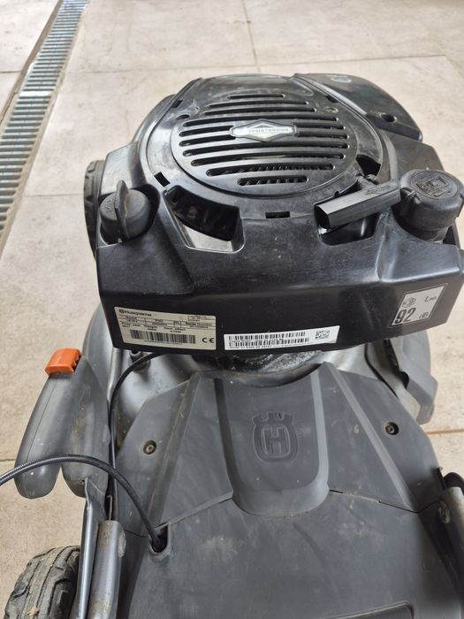 Masina de tuns gazon Husqvarna LC 35Masina de tuns HUSQVARNA Autopropulsata, Motor Briggs & Stratton)