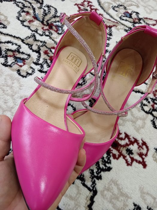 Tufli malinoviy rangli