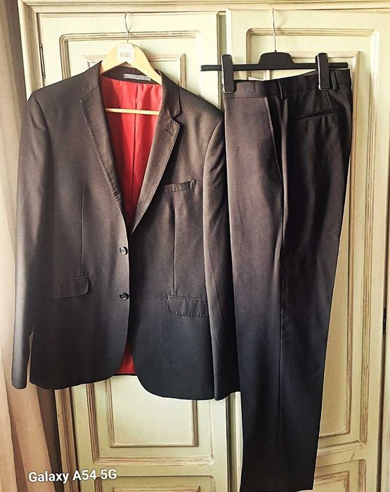 Costum de bărbați în mărimea 46-48, de culoare antracit, confecționat din lână de vară. Potrivit pentru o festivitate sau un banchet.