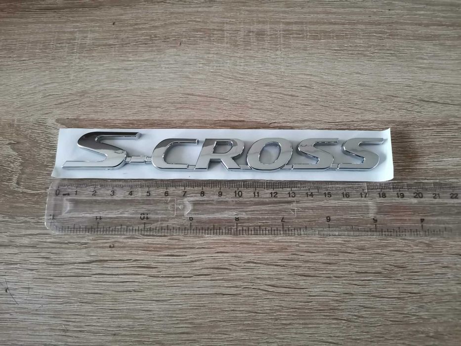 сребрист надпис Suzuki S-Cross