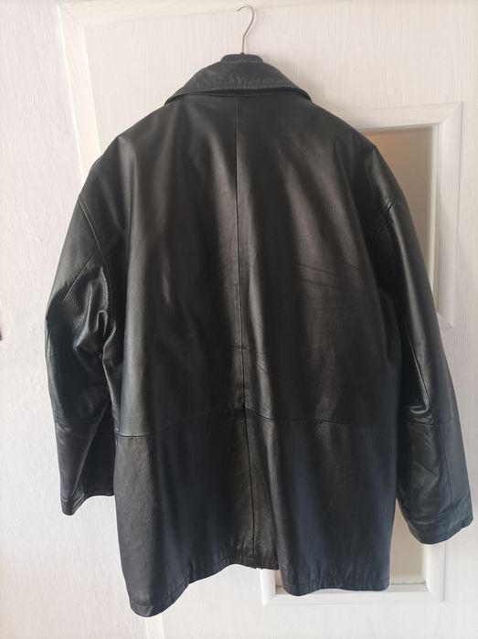 Мъжко черно кожено яке.