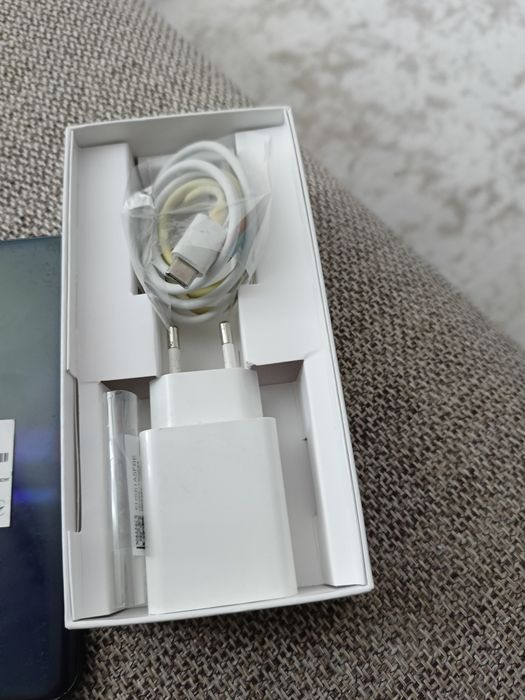 Телефон и аксессуар