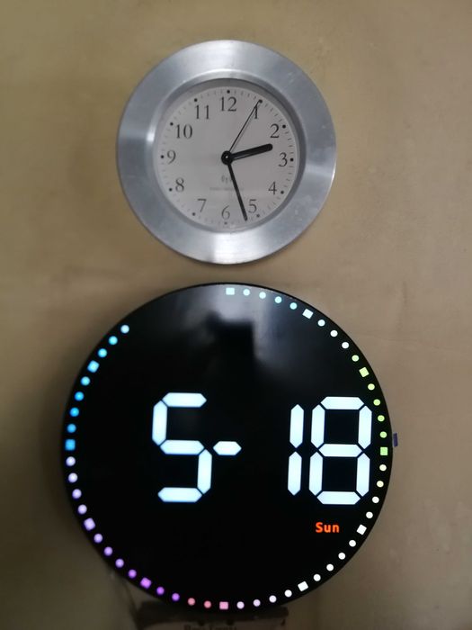 Продавам нов голям стенен електронен часовник.