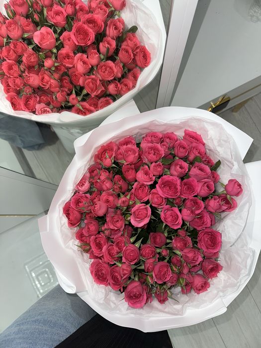 кустовые розы розового цвета.