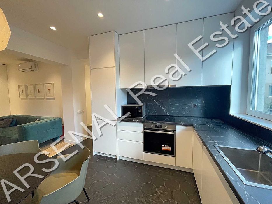 Дава се под наем Тристаен апартамент в София, Център - 108 кв.м за 1191.87 € - Снимка #1