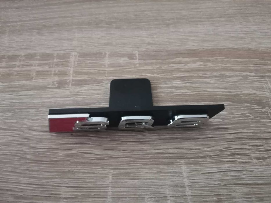 сребриста емблема Audi SQ8 за решетка със стикер