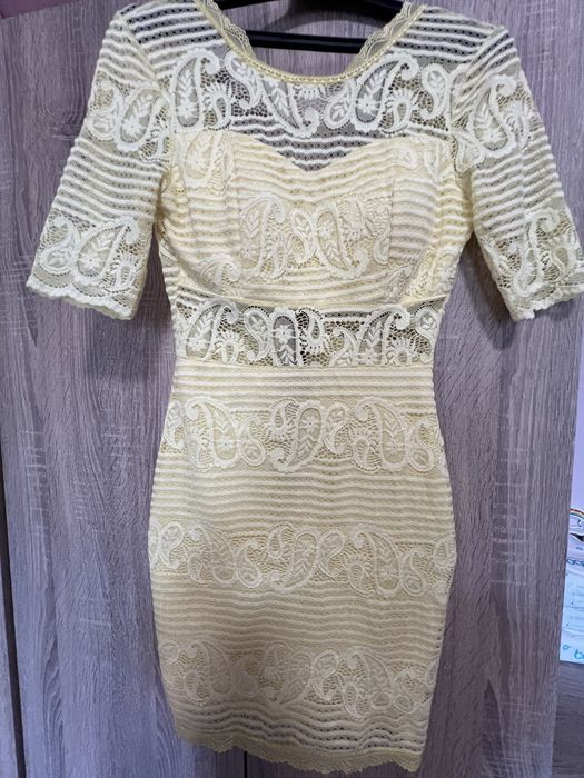 Официална дантелена рокля