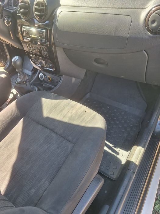 Vând Dacia Duster