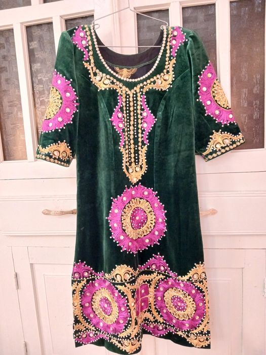 Kelinlar uchun koʻylak lozimi bilan.