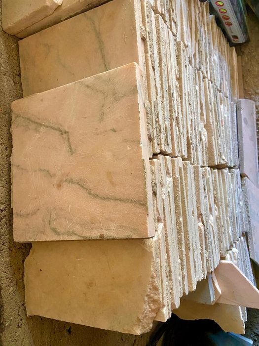 Plăci de marmură alb-gri, 25x25x3 cm – aprox. 120 bucăți