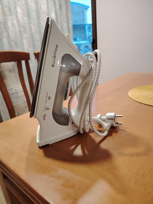 Парна ютия Rowenta 2000W – много добро състояние