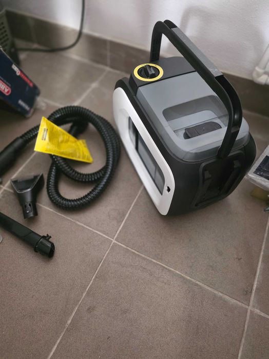Aspirator compact Kärcher SE 3-18, alb, fără fir, pentru canapele și covoare, putere: 200 W suprafață: 6,5 m²