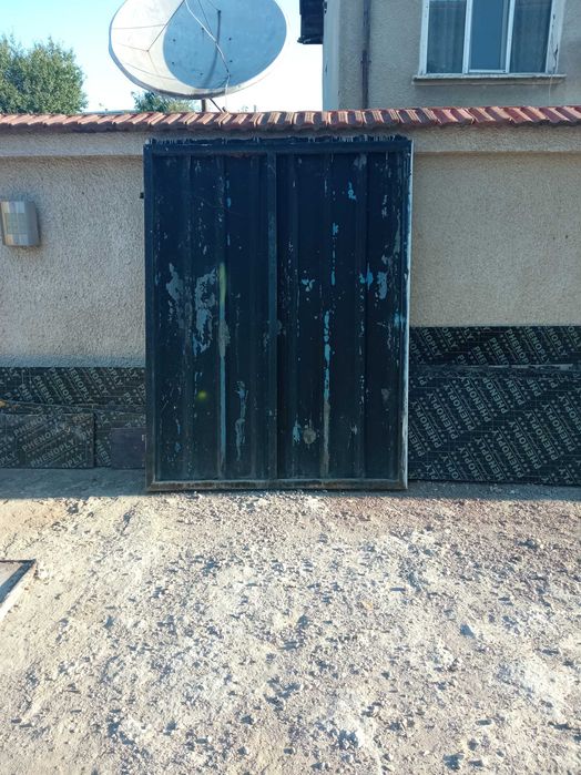 Дворна врата за складово помещение.