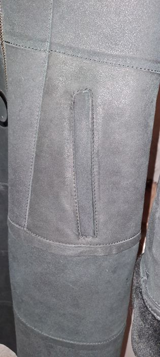 Дубленка с капюшоном и чернобуркой.