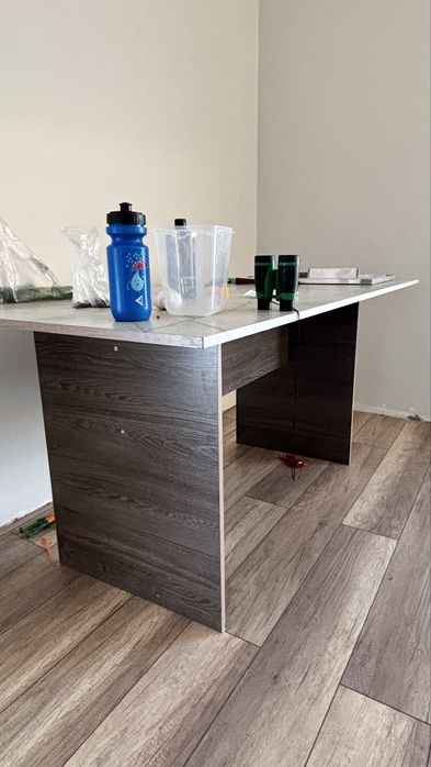 Стол стулья картина