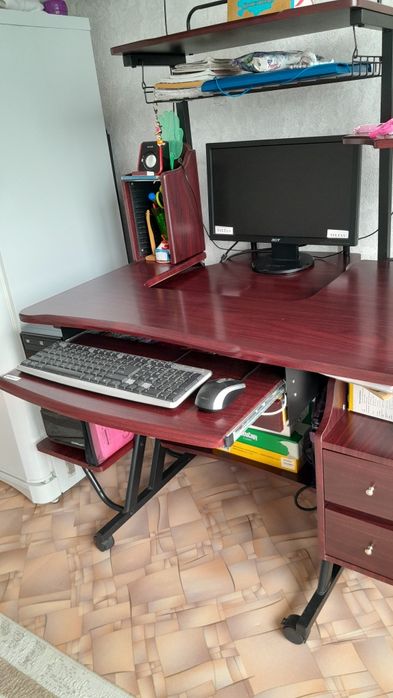 Продам компьютерный стол