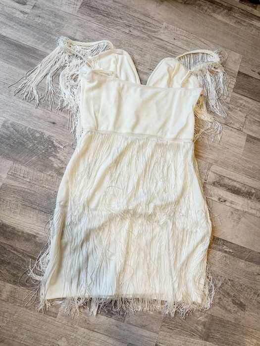 Нова къса бяла рокля с ресни