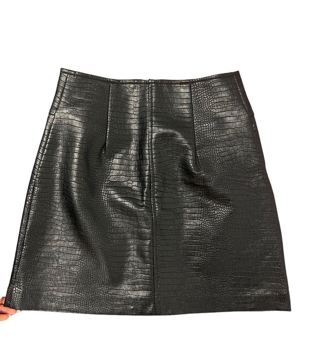 Черна кожена пола