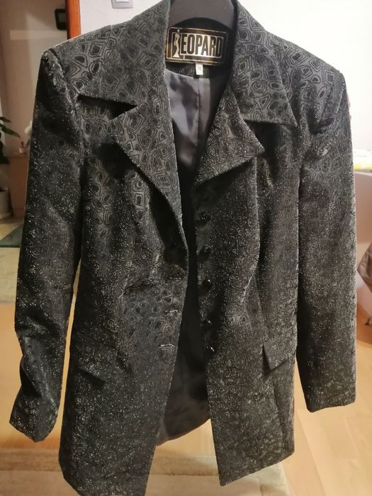 Стилно черно сако с блестящи мотиви