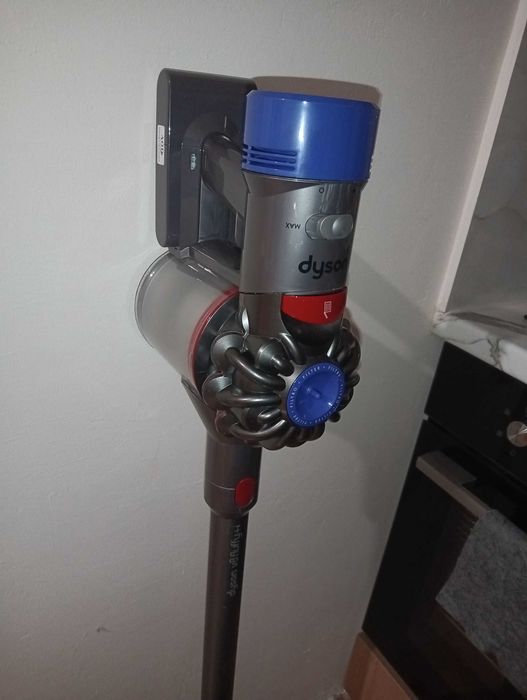 Много добра прахосмукачка Dyson V8 с нова батерия и аксесоари