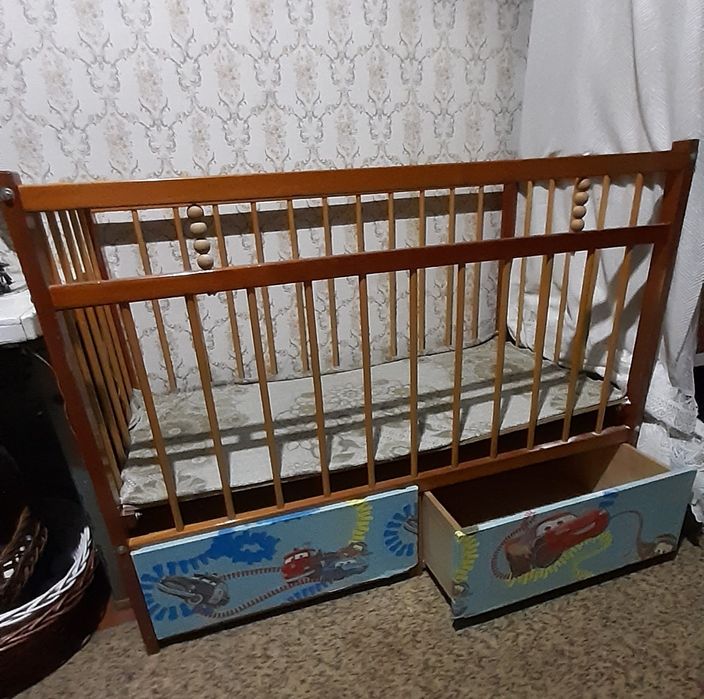 Кровать детская деревянная