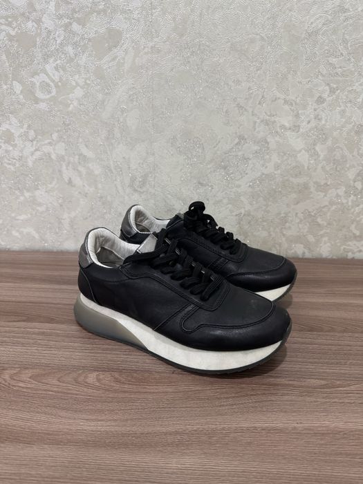 Продам женские кроссовки