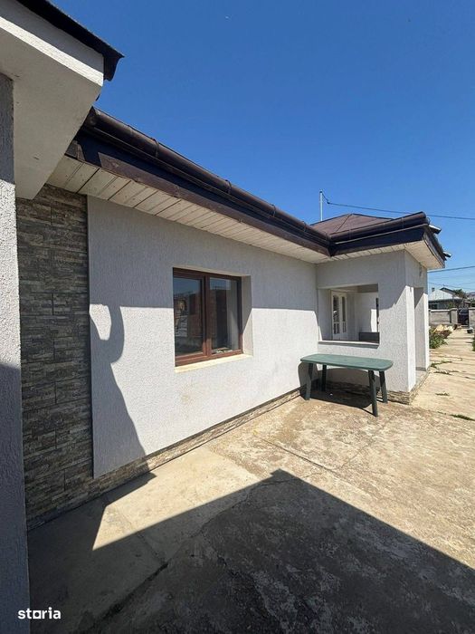 De vanzare casa situata la 5 minute de Roman, teren de 1.070mp 82.000e