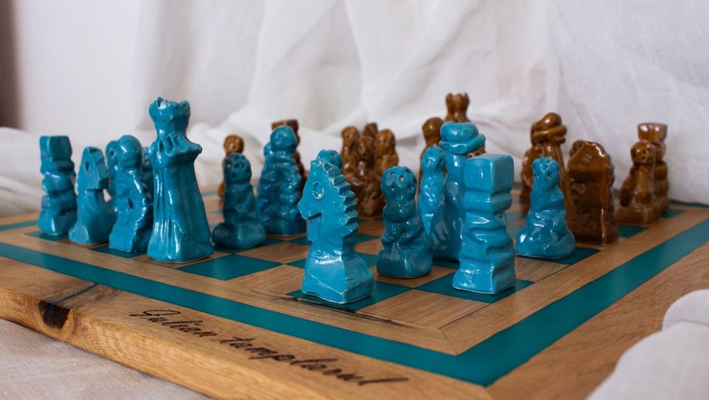 Tabla de sah cu piese din ceramica
