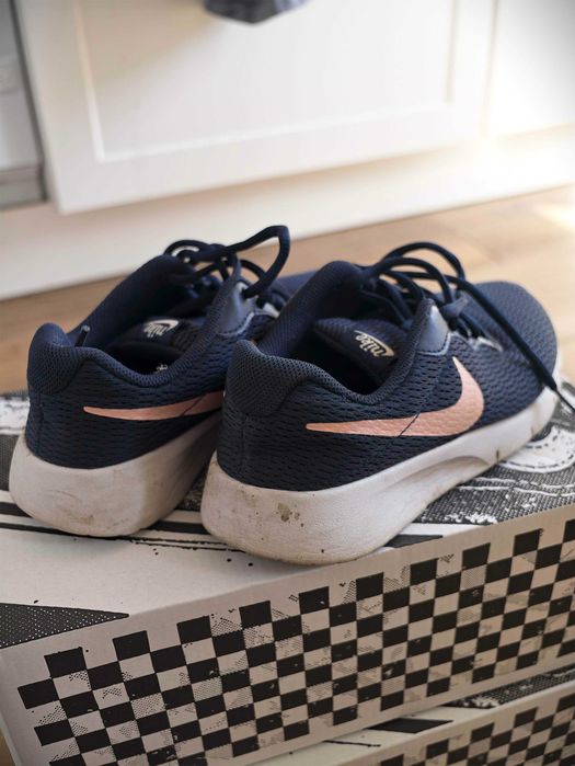 Детски/Дамски Маратонки NIKE TANJUN (GS) 35-36