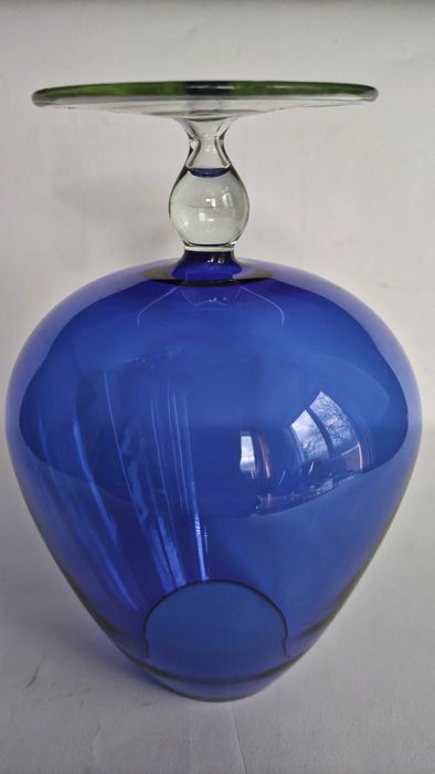 Две големи тънкостенни чаши от цветно стъкло