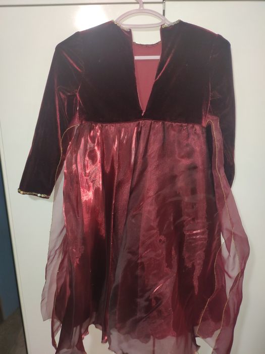 Продам нарядное платье на девочку