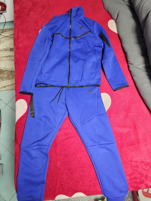 nike tech nou cu eticheta